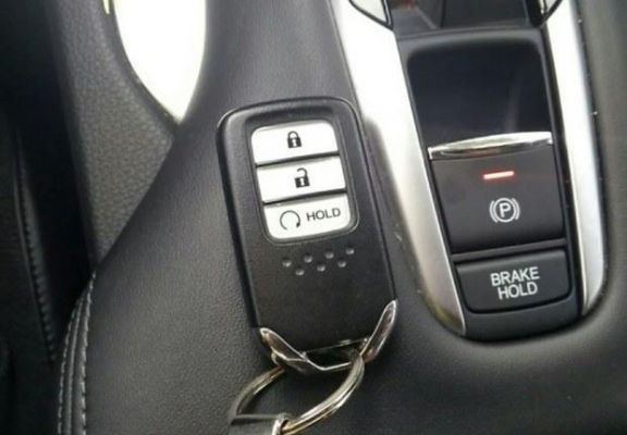 雅阁钥匙在车里自动锁了怎么解除？9代雅阁自动落锁