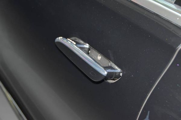 车门把手插钥匙的旁边有个黑色小按钮，是做什么的？雨燕 自动落锁-图2