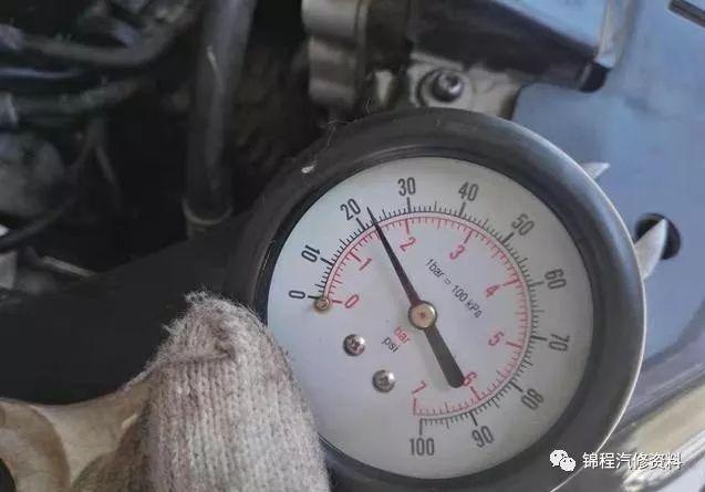 柴油发动机工作时进入气缸的是空气,气缸中的空气压缩到终点时,温度