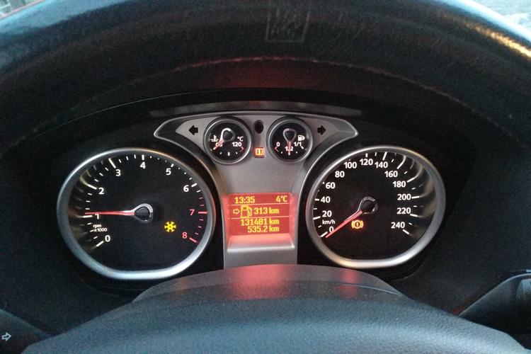 福特福克斯三厢仪表盘上的【i】是警示灯,提示你门没有关好,或者刹车