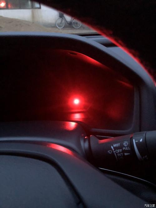 汽车锁门后仪表盘红点（汽车锁门后仪表盘红点闪烁）-图3
