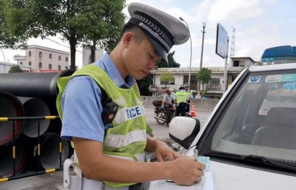 车没年检上路（车没年检上路被交警抓住了会扣车吗）