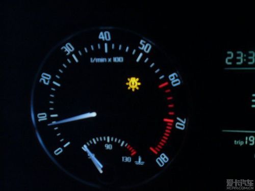 汽车仪表盘有个类似灯泡（汽车仪表盘有个类似灯泡的图标）-图2